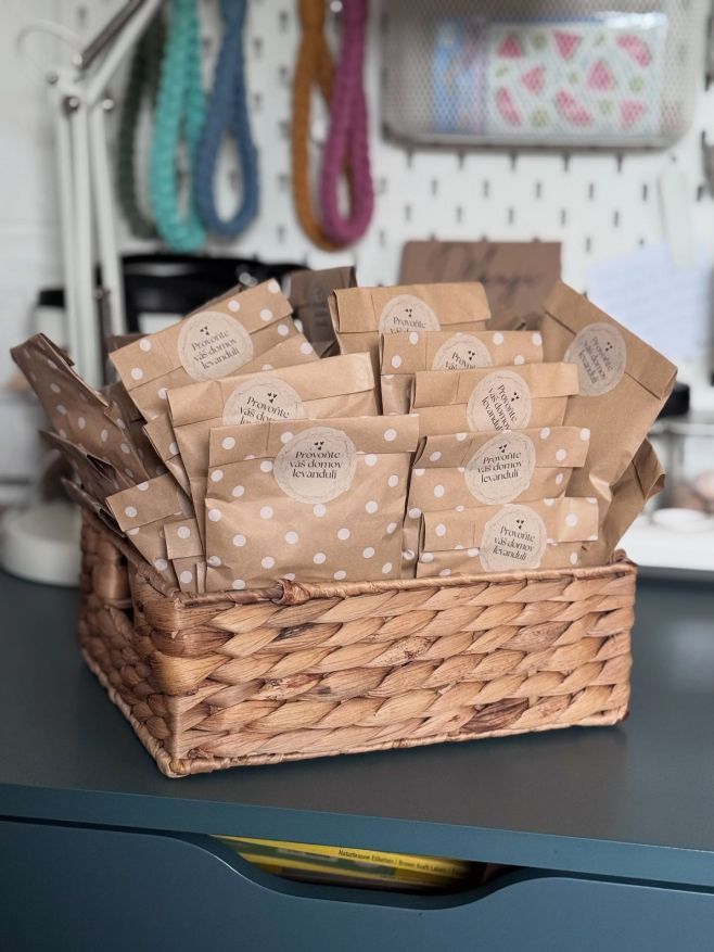 Vždycky něco navíc ❤️ Jsou to právě ty malé věci, které mi pomáhají dělat Krámek takový jakým je. Možná je to zbytečnost?...