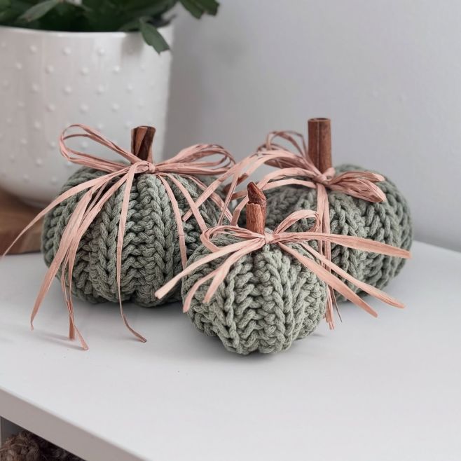 Tady tuto zelenou mám tak nějak s podzimem spojenou. 🍂 A ty dýně? V téhle barvě se hodí do každého interiéru 😍 co myslíte vy?